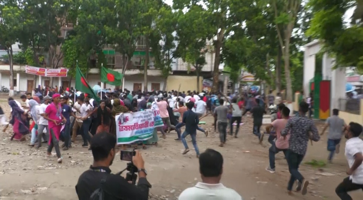 কোটা ইস্যু: ঝিনাইদহে শিক্ষার্থীদের ওপর ছাত্রলীগের হামলা, আহত ১০